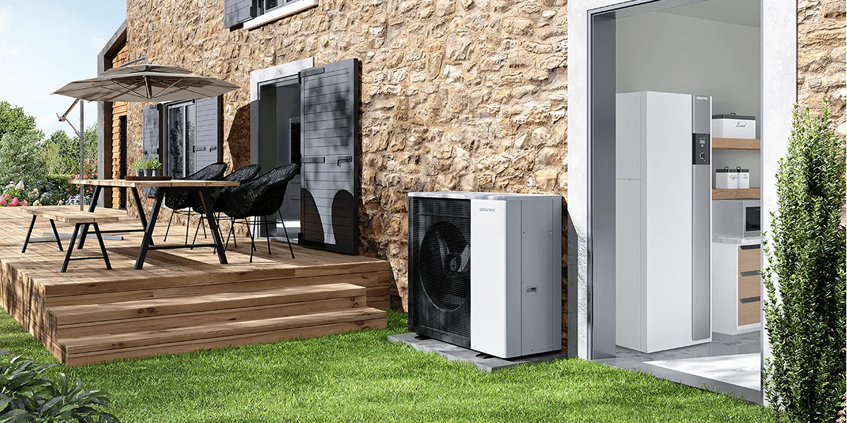 Pompe à chaleur Air-Eau Atlantic Excellia M installée sur la terrasse d'une maison