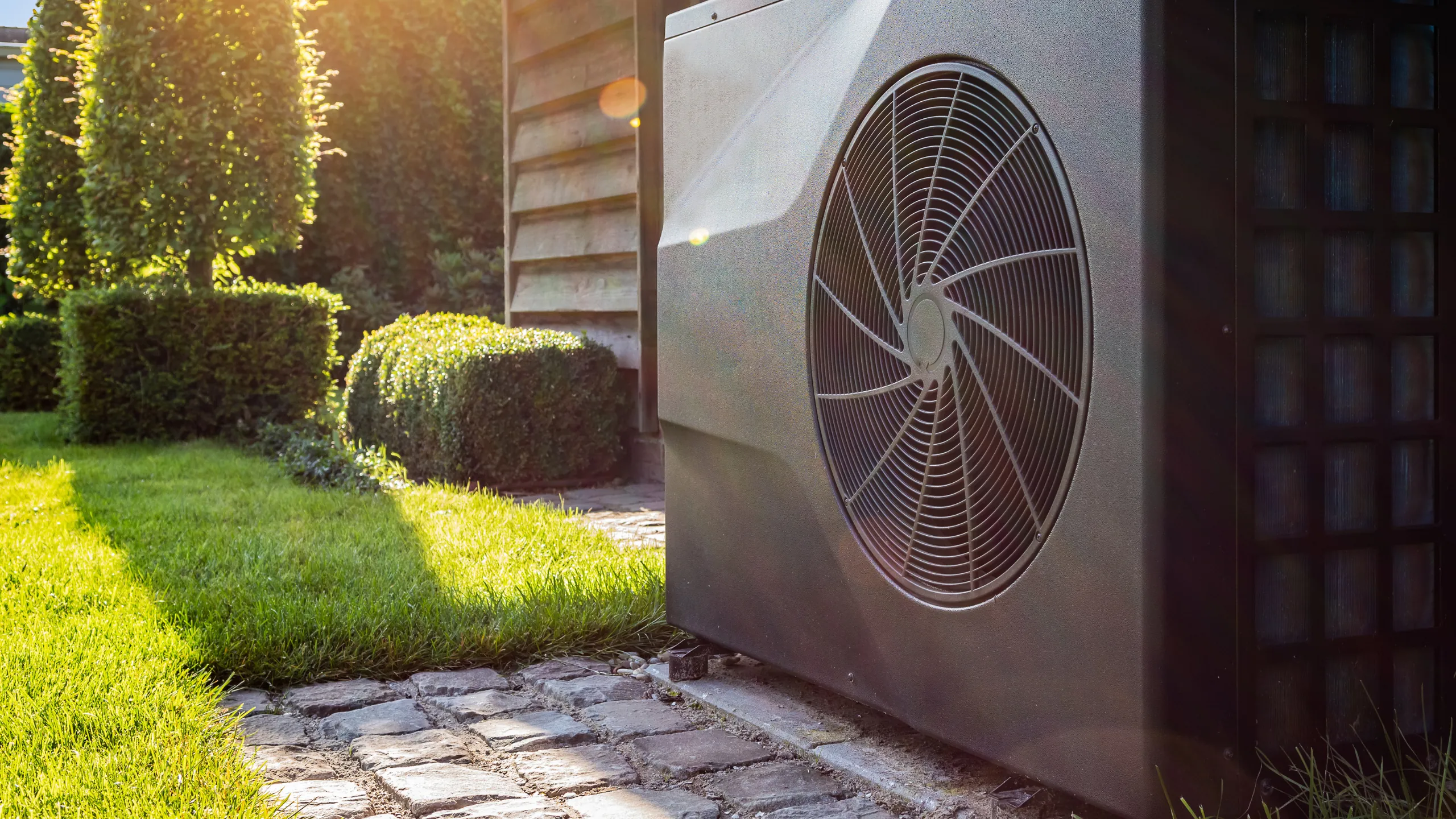 Pompe à chaleur Air-Eau Sunology installée à l'extérieur d'une maison
